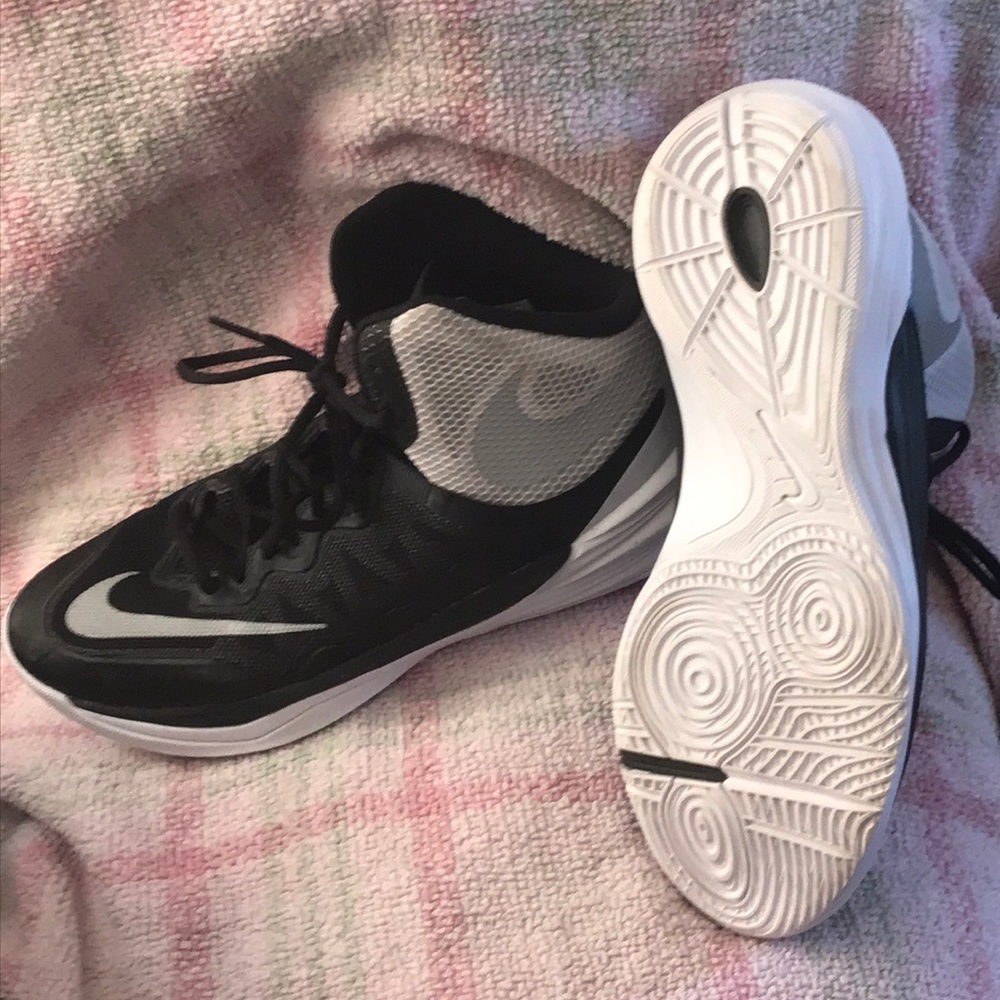 Sports shoes